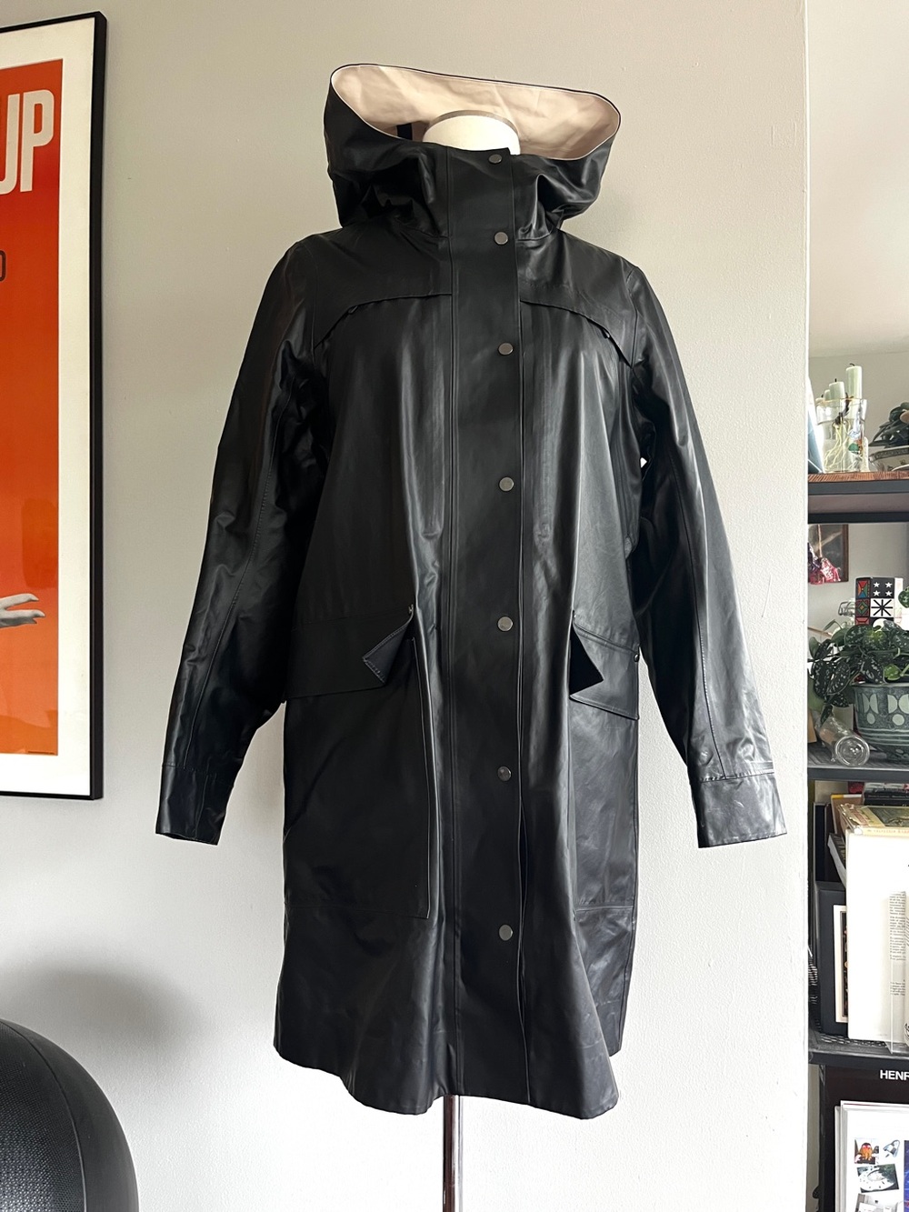 Lululemon Into The Drizzle Rain Jacket in black (6) - Picture 3 of 9